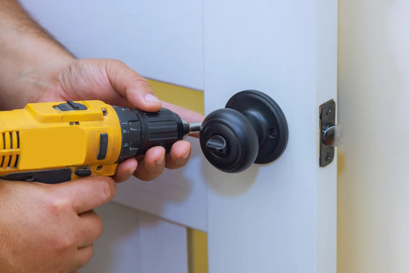 Remplacement d'un bouton de condamnation sur une porte d'entrée